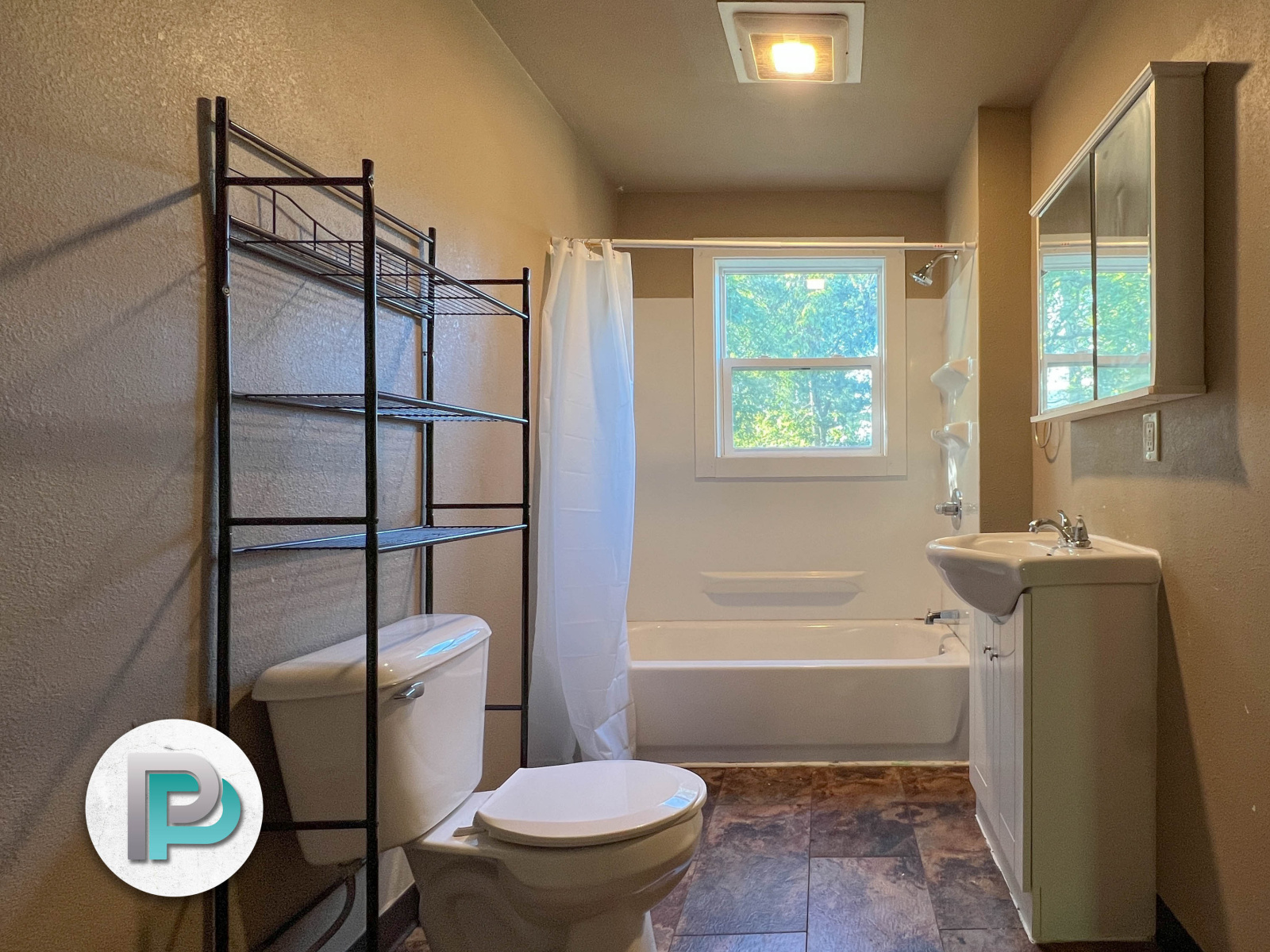 27 6th St NW, Mason City, Iowa 50401, 3 Bedrooms Bedrooms, ,1.5 BathroomsBathrooms,Duplex,For Rent,6th St NW,1253