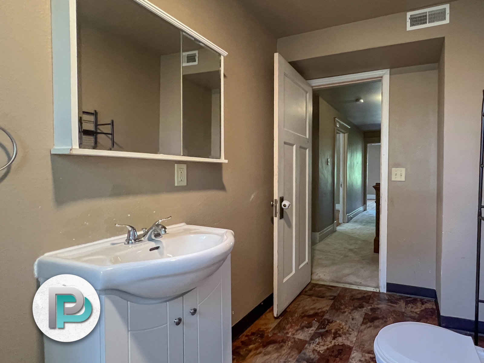 27 6th St NW, Mason City, Iowa 50401, 3 Bedrooms Bedrooms, ,1.5 BathroomsBathrooms,Duplex,For Rent,6th St NW,1253